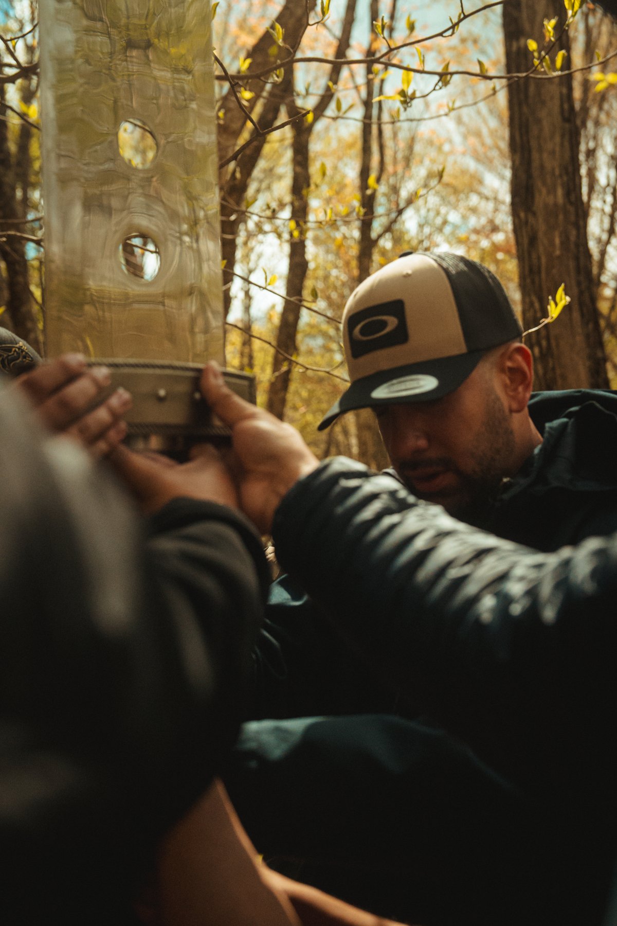 Hombres trabajando juntos en el bosque durante el retiro